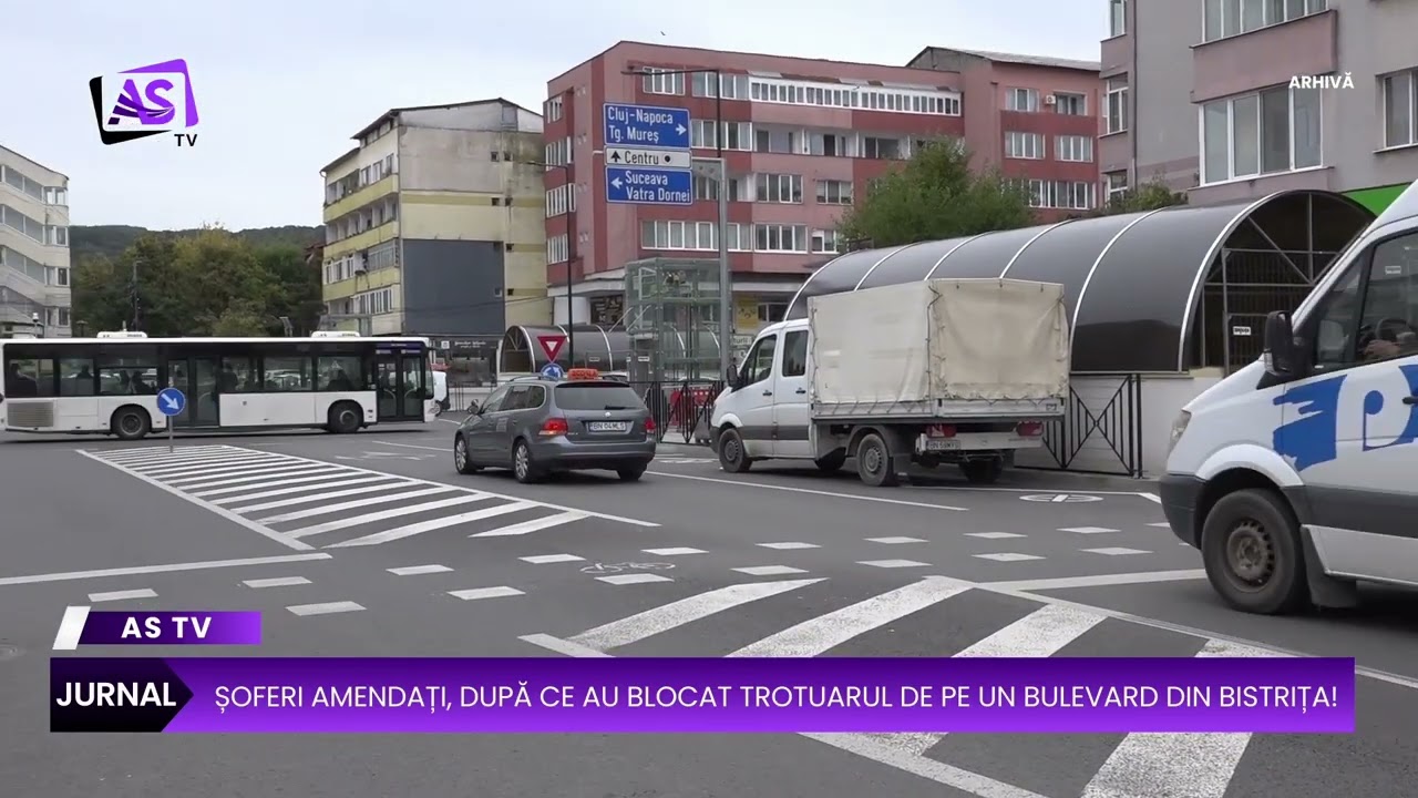 Șoferi amendați, după ce au blocat trotuarul de pe un bulevard din Bistrița!